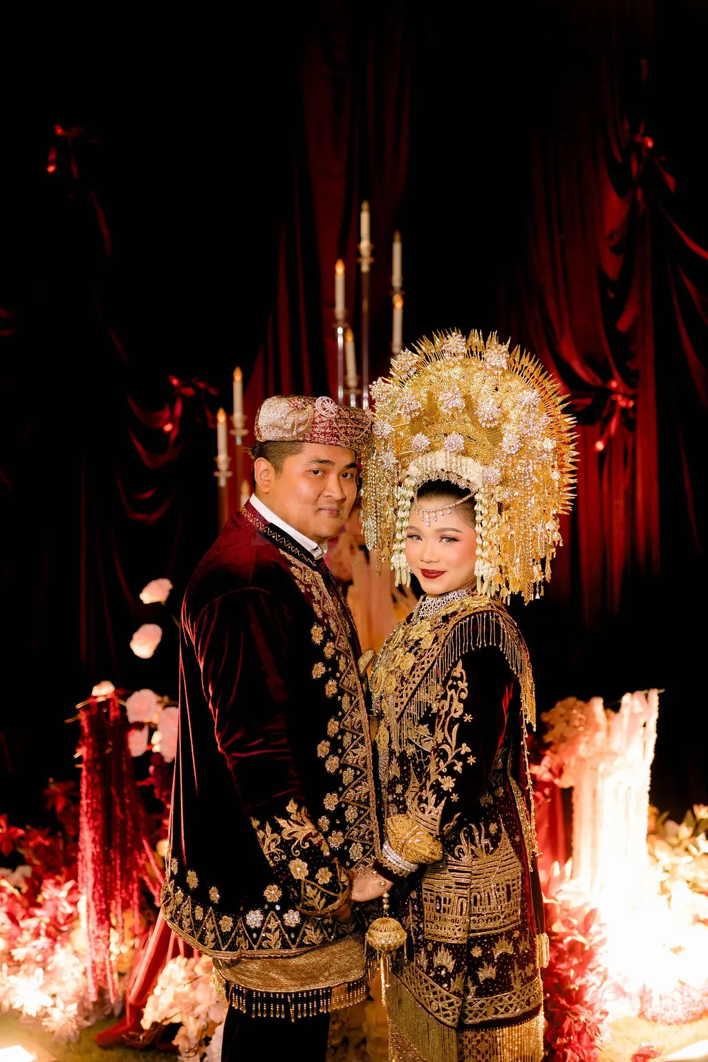 Pasangan pengantin adat Minang