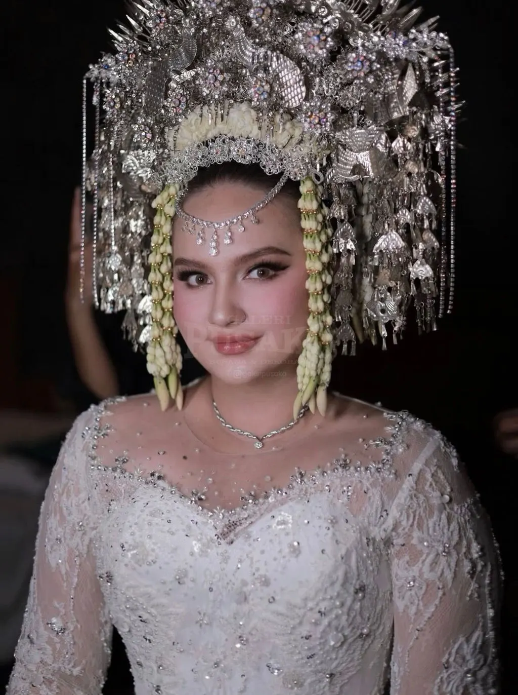 Pengantin Minang dengan suntiang perak