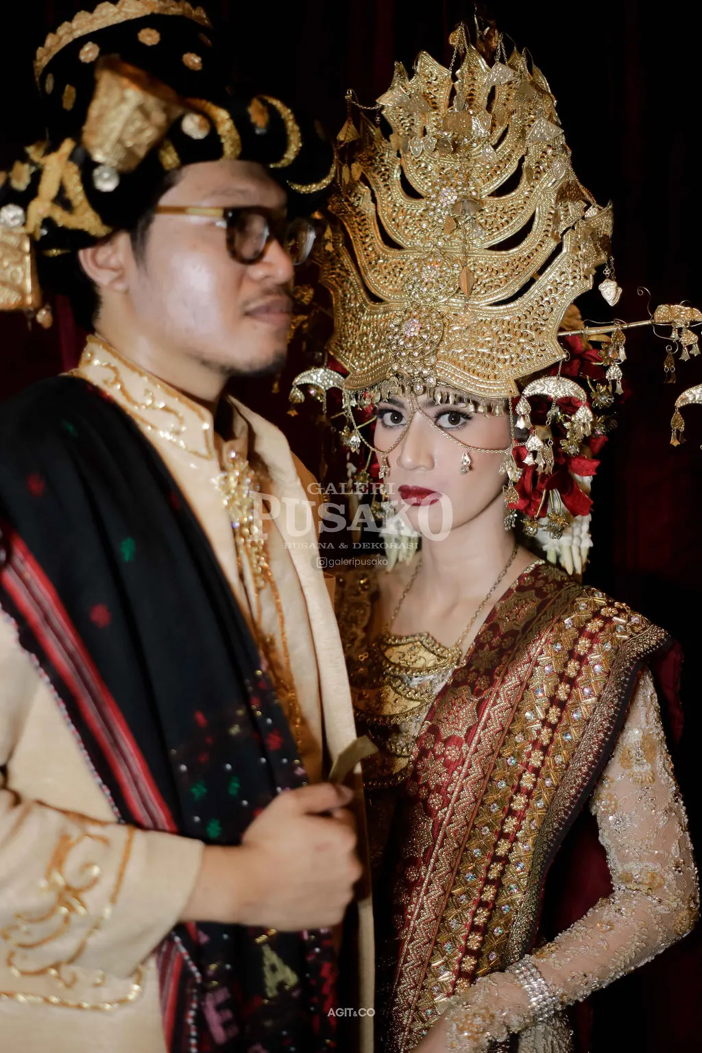 Pengantin adat Sumatera dengan mahkota emas